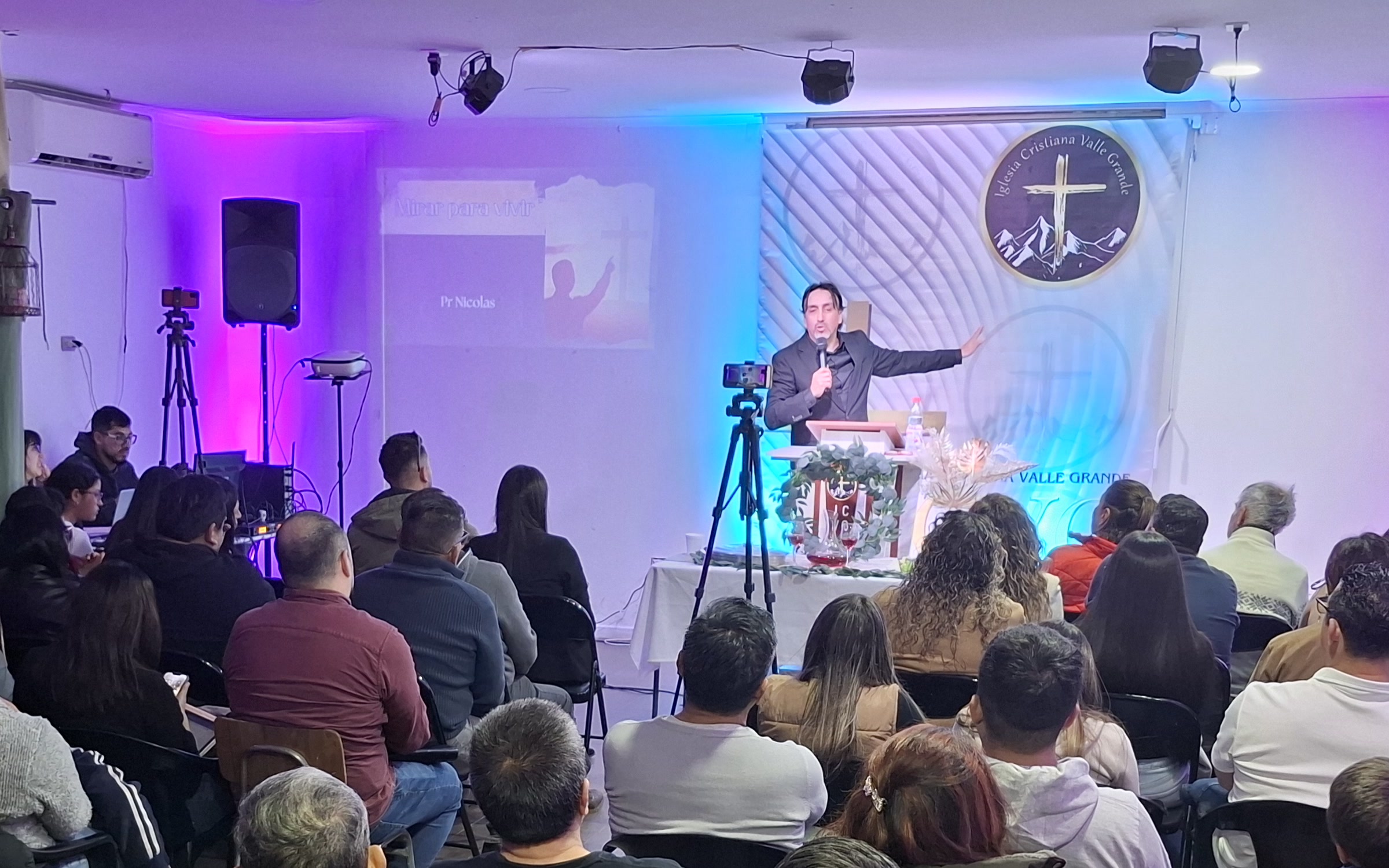 El pastor predicando en un culto de Iglesia Cristiana Valle Grande